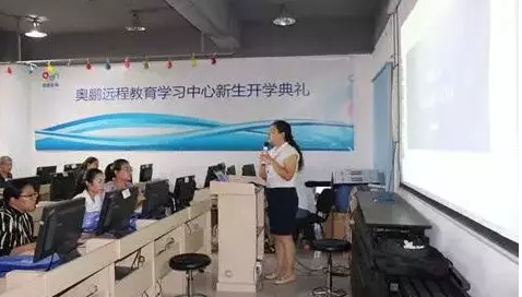 金秋送爽 太原新生迎開(kāi)學(xué)