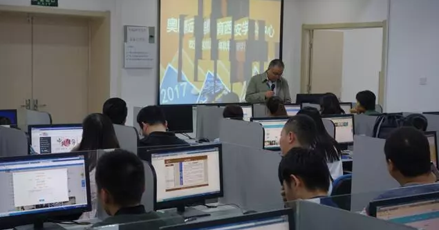 明月迎中秋，奧鵬寄思念