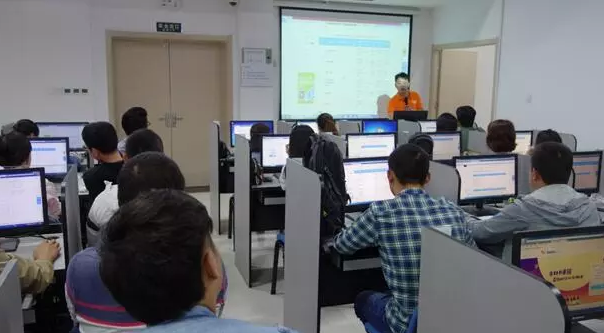 明月迎中秋，奧鵬寄思念