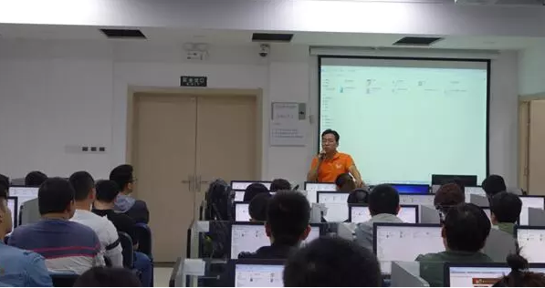 明月迎中秋，奧鵬寄思念