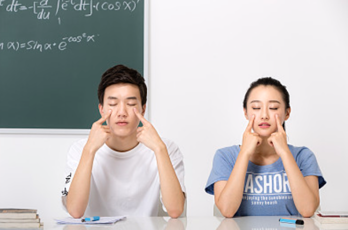 “宅家”一個月，近視一百度？學(xué)習(xí)網(wǎng)課時如何科學(xué)護(hù)眼、防控近視，官方專家宣講團(tuán)來支招啦！ | 特別關(guān)注