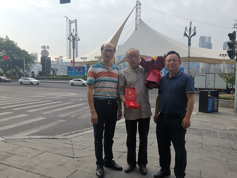 致敬光榮在黨50年老黨員學(xué)院領(lǐng)導(dǎo)為“光榮在黨50年”榮譽獲得者頒發(fā)紀念章