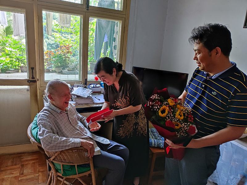 致敬光榮在黨50年老黨員學(xué)院領(lǐng)導(dǎo)為“光榮在黨50年”榮譽獲得者頒發(fā)紀念章