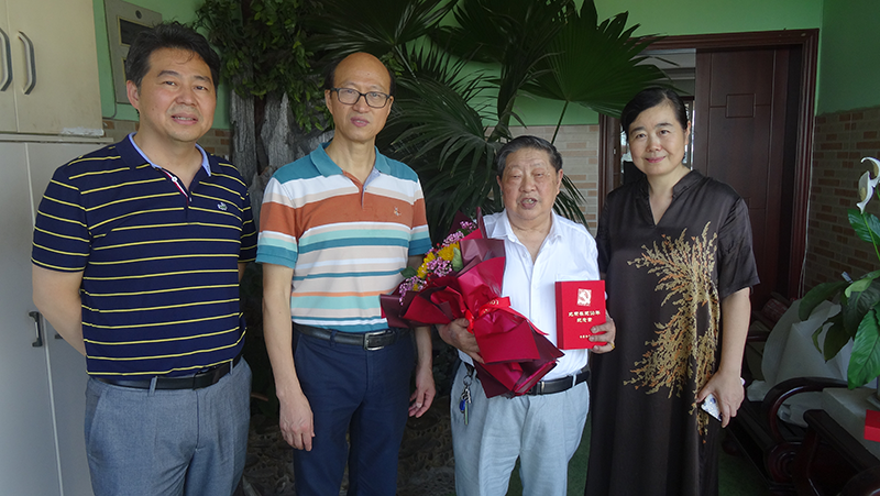 致敬光榮在黨50年老黨員學(xué)院領(lǐng)導(dǎo)為“光榮在黨50年”榮譽獲得者頒發(fā)紀念章